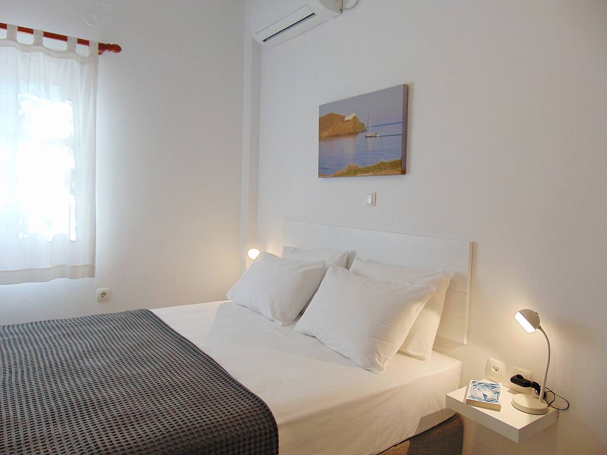 Chambre avec lit double dans l'appartement cosy à Sifnos