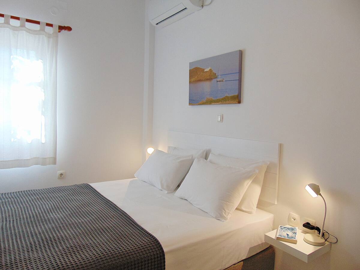 Bedroom with double bed in the cosy apartment in Sifnos