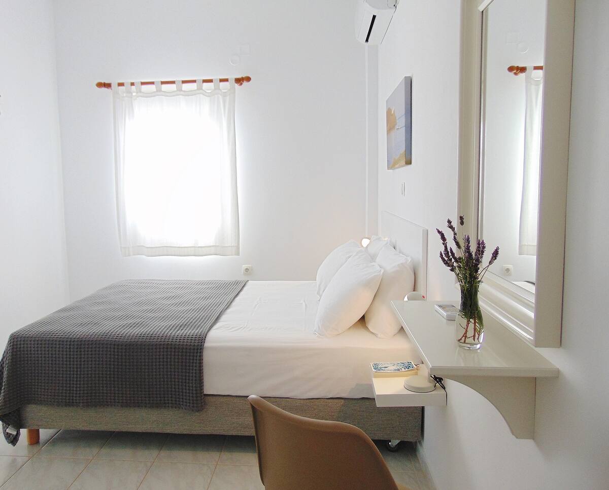 Chambre avec lit double dans l'appartement cosy à Sifnos