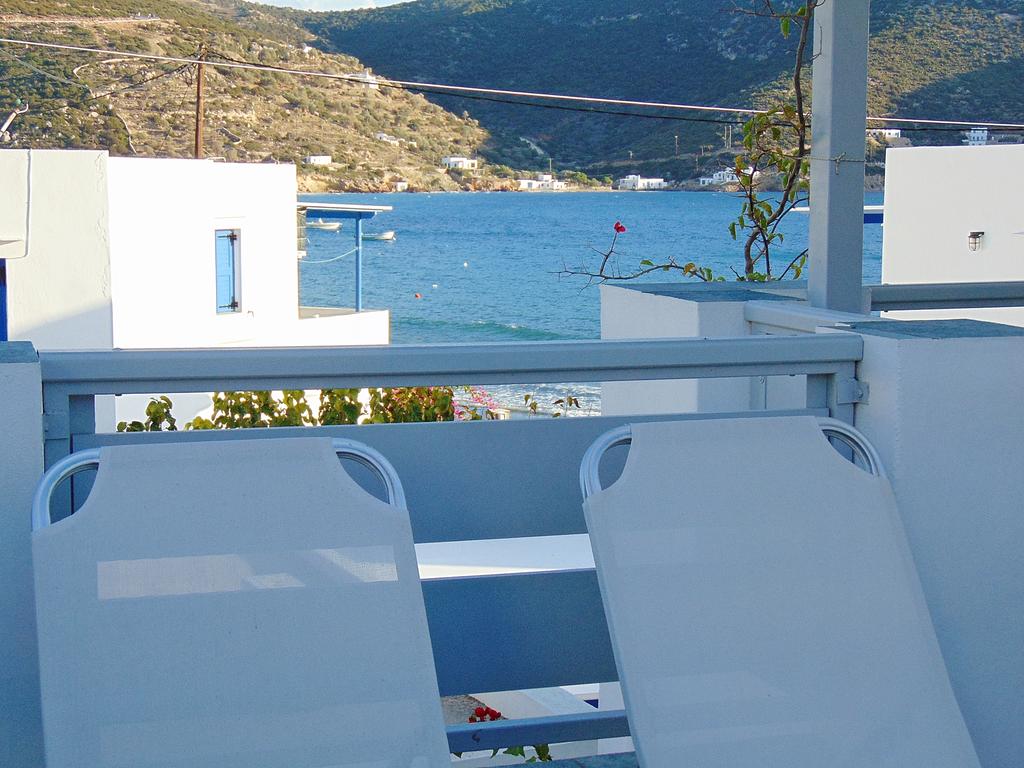 Chaises longues sur le balcon