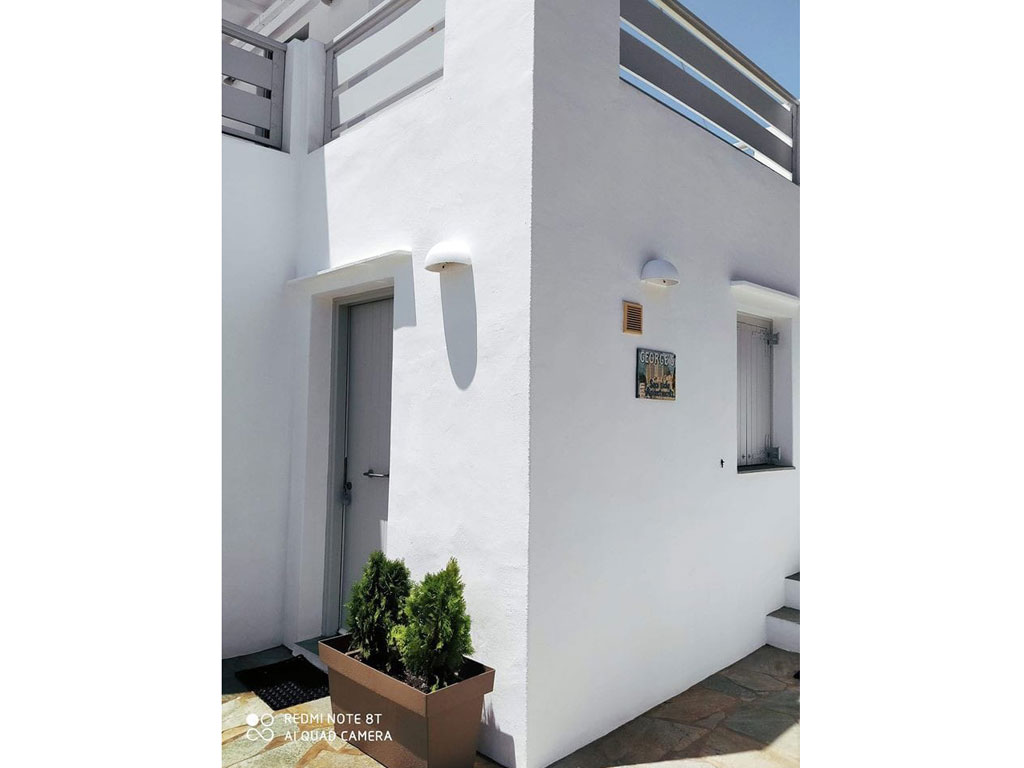 The bedroom at George's groundfloor apartment at Vathi of Sifnos