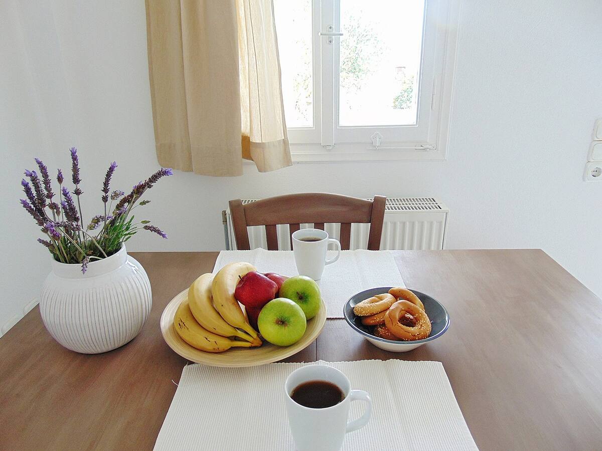 Table à manger dans l'appartement spacieux